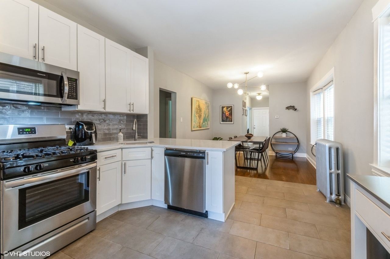 Kitchen - 3021 N Davlin Ct