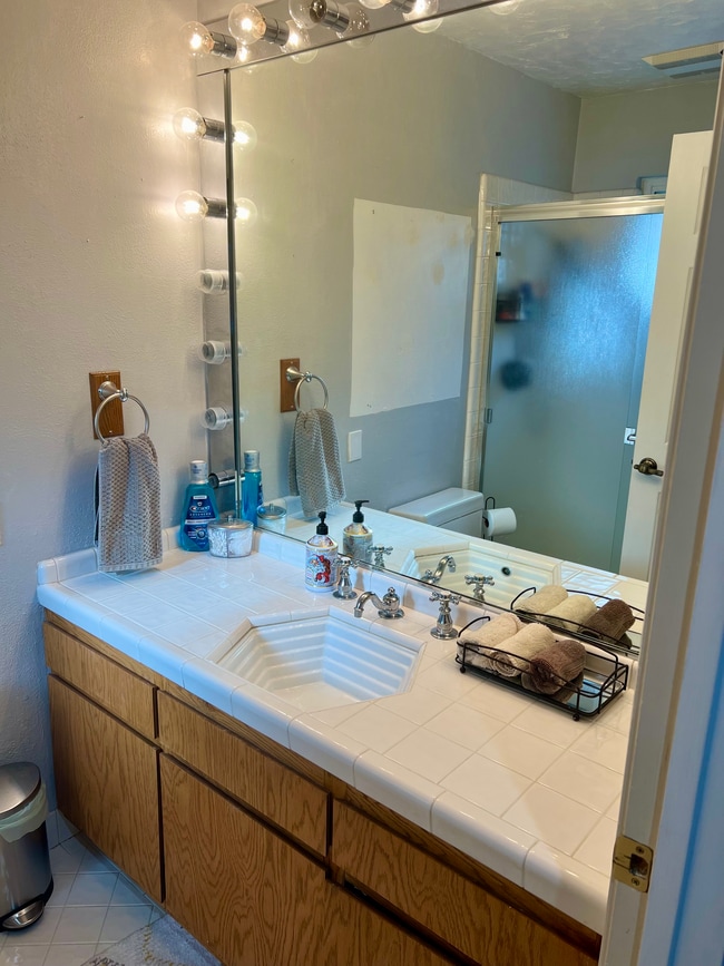 Main bathroom - 924 Linda Ave