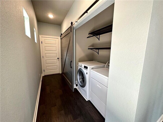 Building Photo - "Charming Fayetteville Home: 3 Bed, 3 Bath, 1709 Sq Ft with Granite & Hardwood Elegance!"