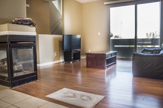 Building Photo - Modern Townhouse with Two Master Bedrooms!