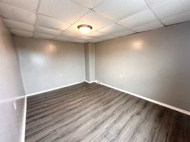 Building Photo - 627 N Hartley St