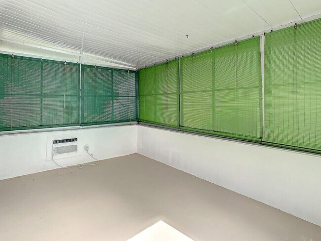 Building Photo - Beautiful 2/2 ~1000Sq. Ft. with NEW floors...