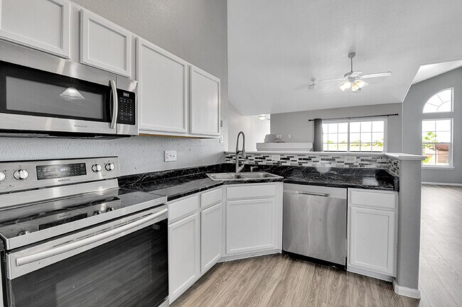 Building Photo - $2,100 - 2 Bed, 2 Bath Updated Townhome in...