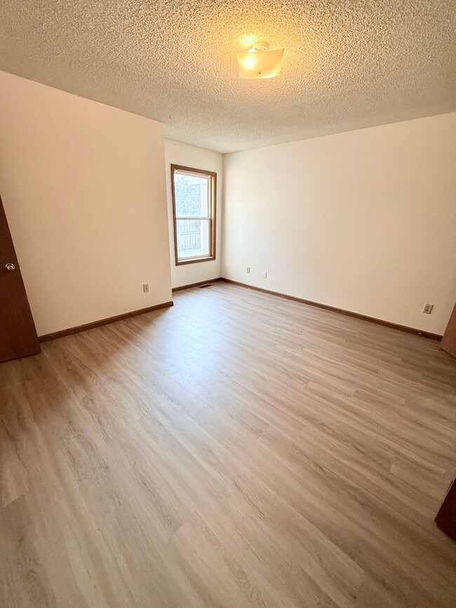 Building Photo - Great 3 Bed 2 Bath 2 Car Garage Flat Duplex- Pets ok!