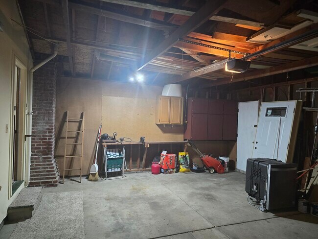 Building Photo - 15353 Huff