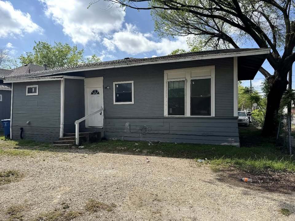 Building Photo - 255 Linares St
