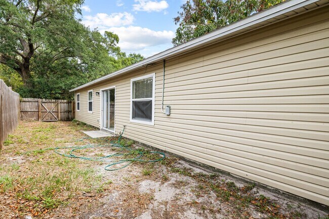 Building Photo - Cute 3/2 home with garage