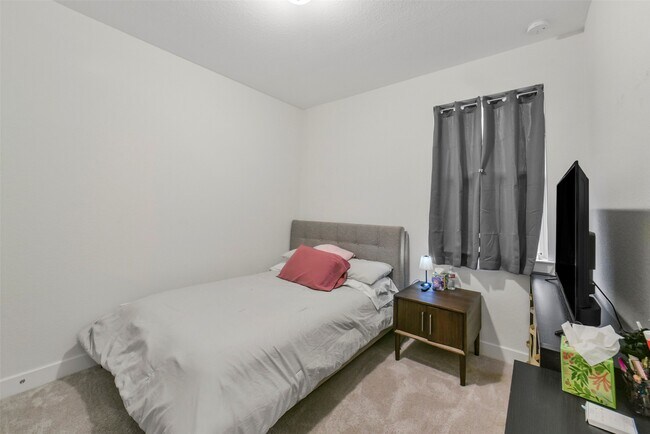 Building Photo - 147 Renodes Garden Ln