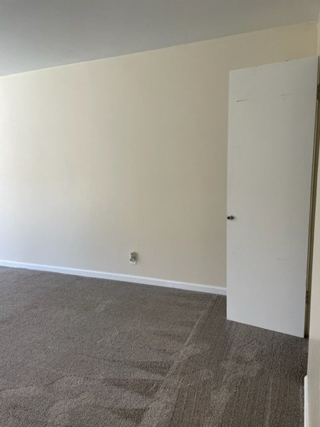 Building Photo - Nicely Upgraded Single Story Home in Vande...