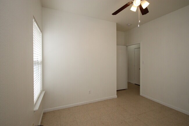 Building Photo - 2817 Southampton Way