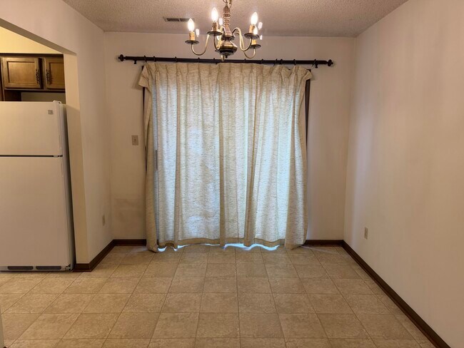 Building Photo - 2205 Warwick St