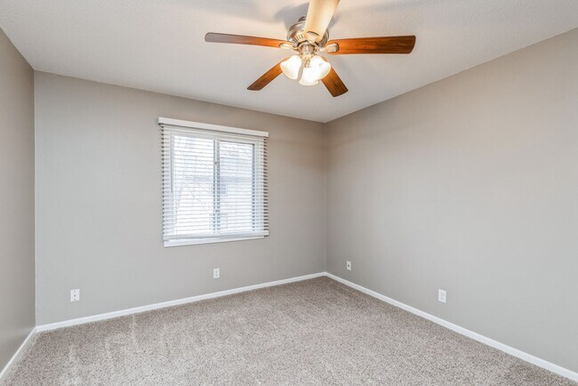 Building Photo - UPDATED CONDO!! 2 Bedroom, 1 Bathroom Condo In Ankeny