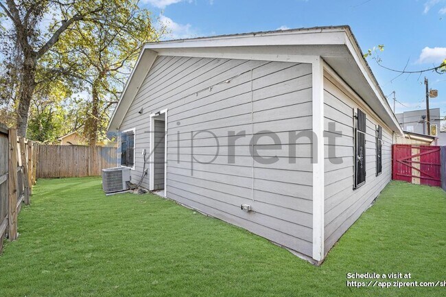 Building Photo - 3226 Navaro St