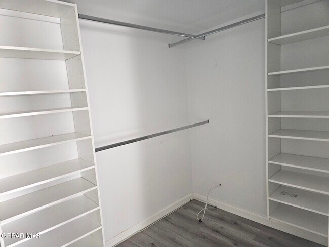 Building Photo - 10000 Honolulu Dr
