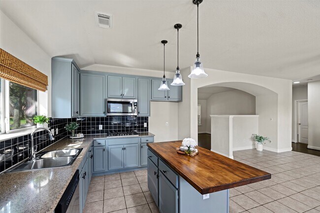 Building Photo - 2123 Enchanted Park Ln