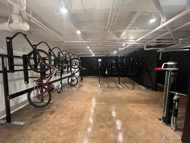 Building Photo - 1650 W Roscoe St