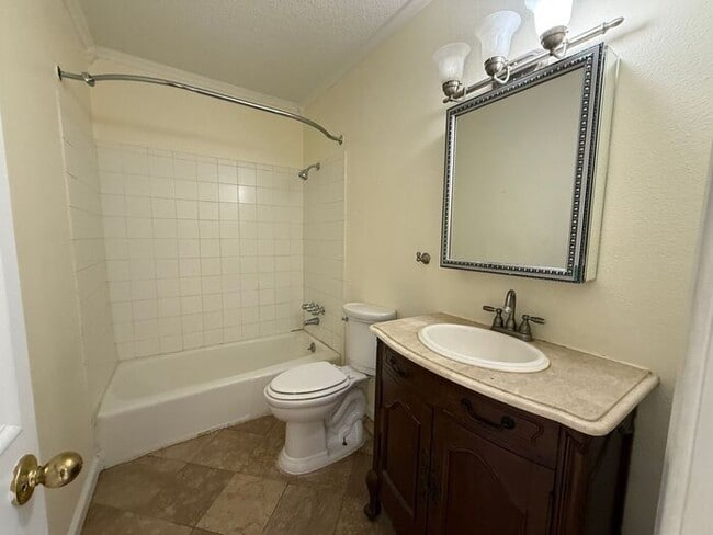 Building Photo - Pensacola - North Hill - 3 bedroom, 2 bath...