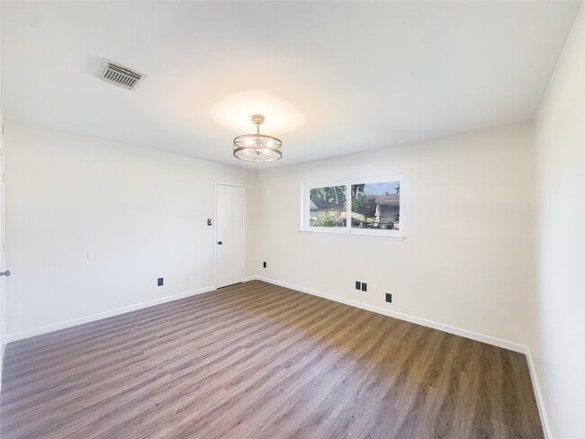 Building Photo - 5111 Seymour Dr