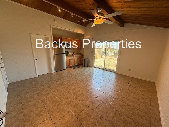 Building Photo - 844 River Rd