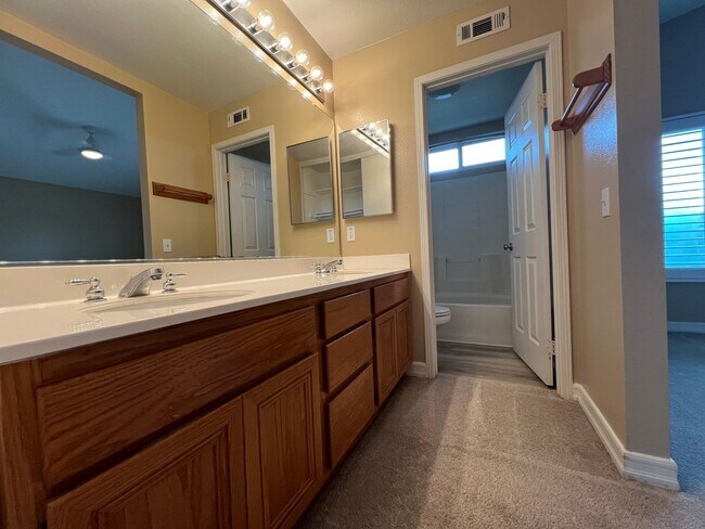 Building Photo - Tustin 3 bed 2.5 bath + office and bonus room