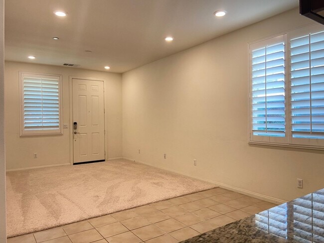 Building Photo - Beautiful 6 bed and 4.5 bath home in West ...