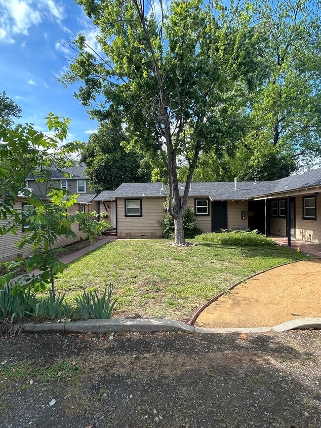 Building Photo - Spacious 1 Bedroom Apartment