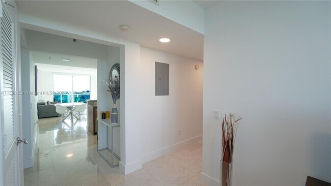 Building Photo - 2641 N Flamingo Rd