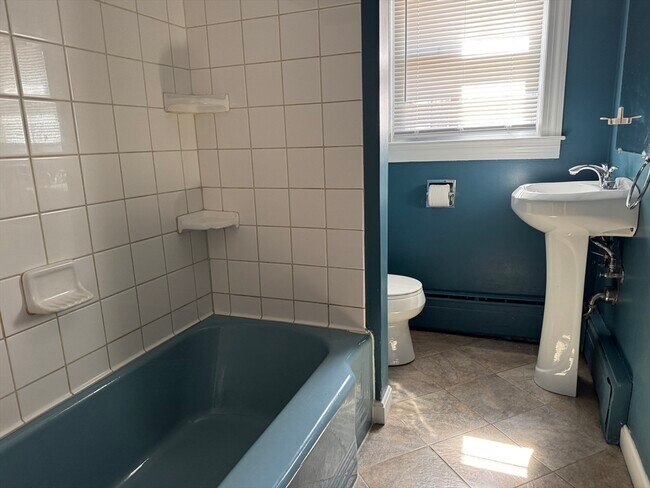 Building Photo - 173 Pleasant St