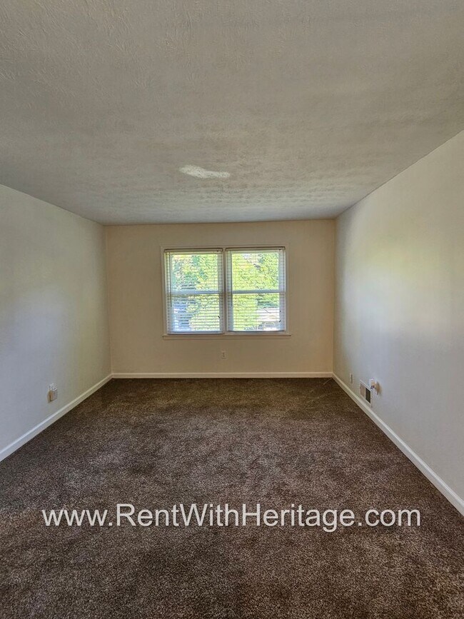 Building Photo - Amazing 4 Bedroom/ 2 Bath Home / Bonus Roo...