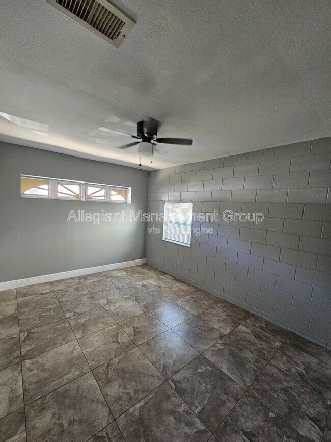 Building Photo - 1213 Roma Ct