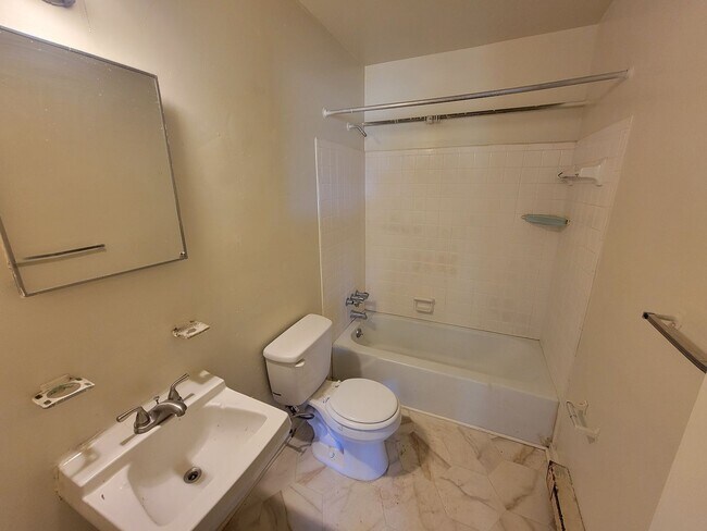 Building Photo - 518 W Florida St