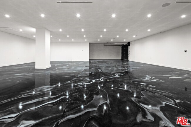 Building Photo - 616 N Alpine Dr