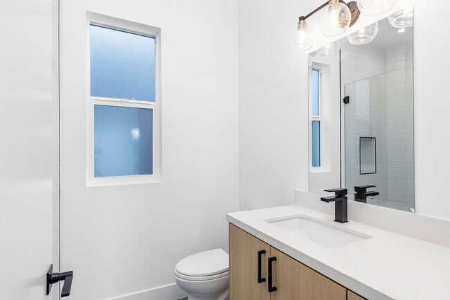 Building Photo - 603 N Harvard Blvd