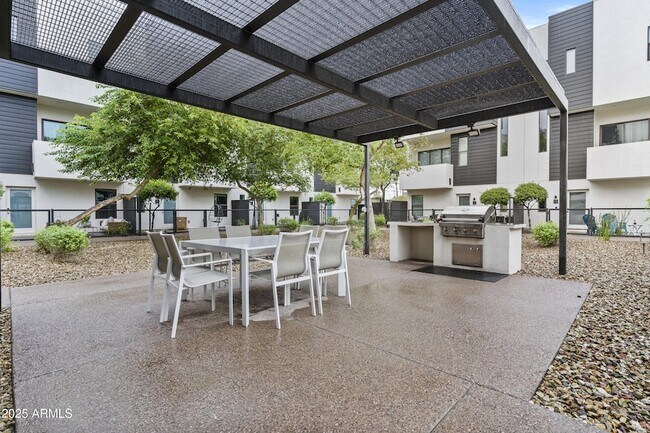 Building Photo - 325 E Coronado Rd