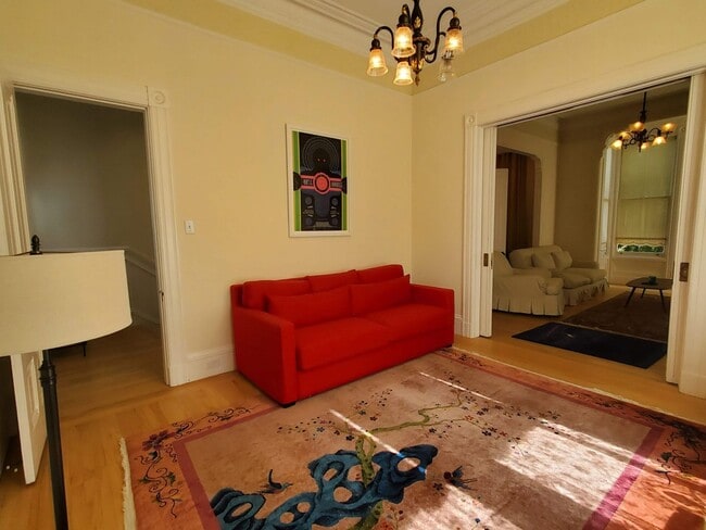 Building Photo - Noe Valley Beautifully Updated Top Floor Two Bedroom w. Chef's Kitchen and Laundry