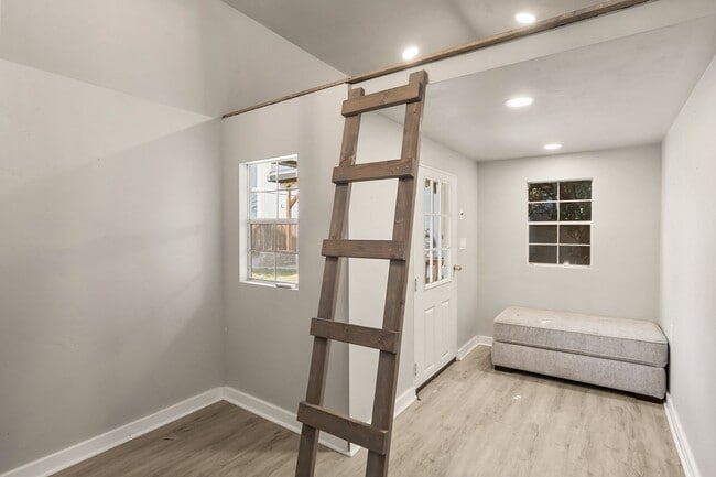 Building Photo - Exquisite 4 Bed, 2.5 Bath Redmond Retreat: Endless Backyard Amenities, Farmhouse Upgrades, and Tr...
