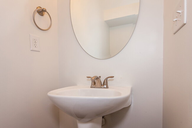 Building Photo - 5104 Abercromby St