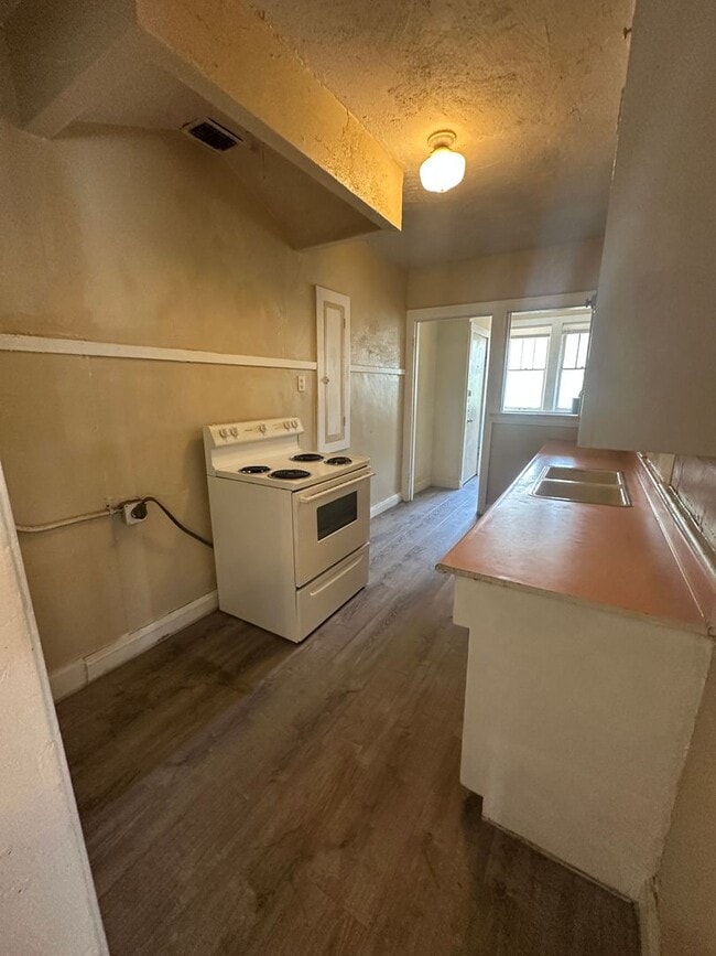 Building Photo - 412 SE 15th- Four Plex