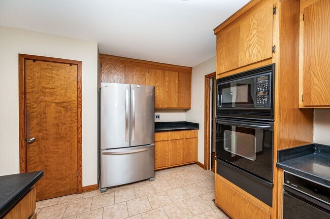 Building Photo - Exceptional Contemporary Features Privacy and a Scenic Back Yard.