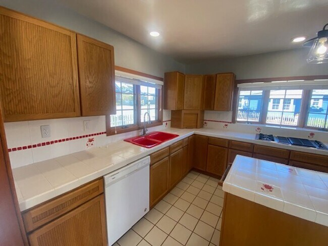 Building Photo - Inviting Pacific Grove Home!