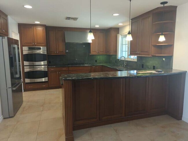 Building Photo - Gorgeous 3 bed 2.5 bath home with stunning Ocean Views and lots of natural light, in the highly s...