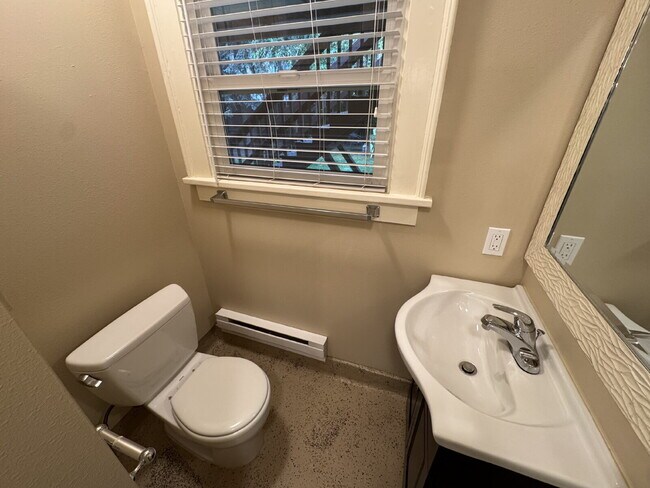 Building Photo - 1 Bedroom SW Portland / Large Backyard / Easy Access to OHSU and Downtown