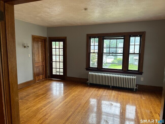 Building Photo - 35 Woodmere Rd