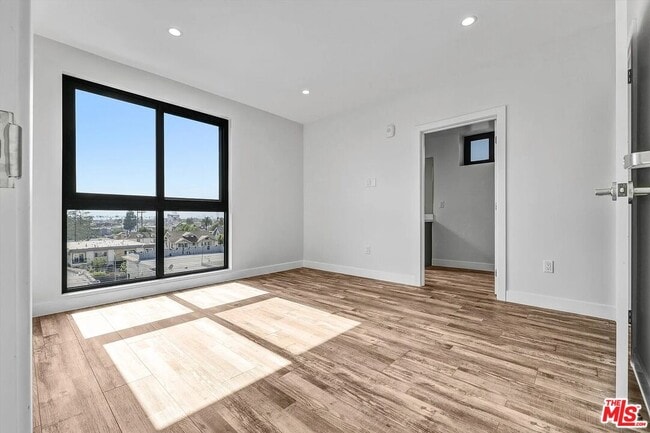 Building Photo - 1537 S Wilton Pl