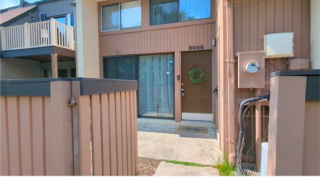 Primary Photo - Relaxing 1 Bed 1 bath Townhome With Loft I...