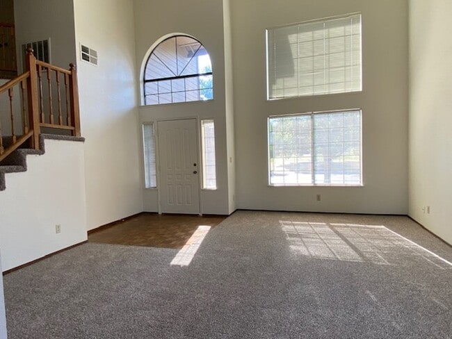 Building Photo - Roseville home with large backyard