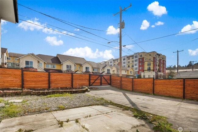 Building Photo - 5 Bedroom 2 Bathroom House with Large Lot