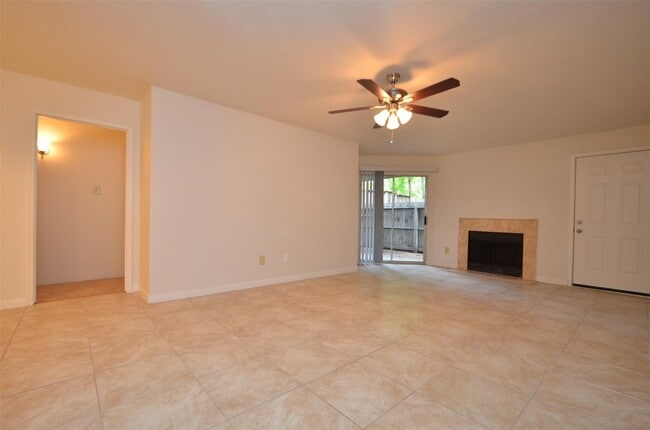 Building Photo - 9797 Leawood Blvd