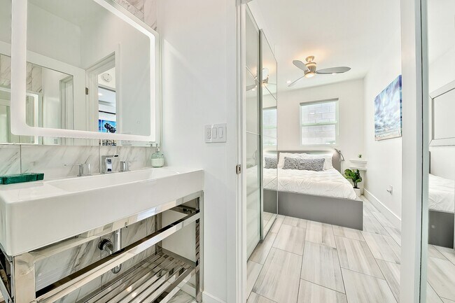 Building Photo - 732 Ventura Pl