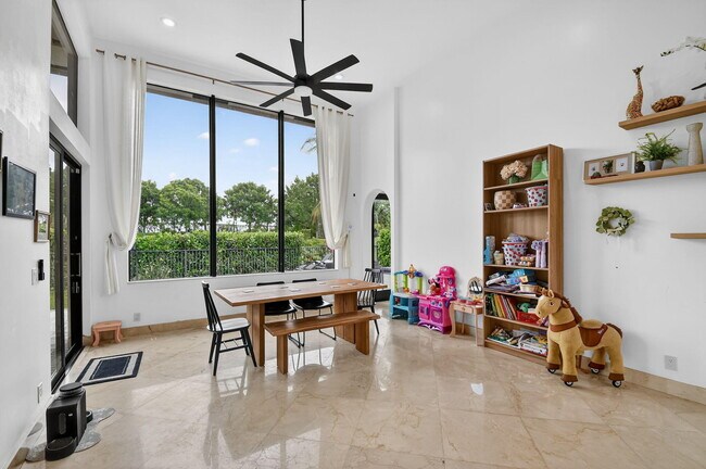 Building Photo - 10337 Trianon Pl